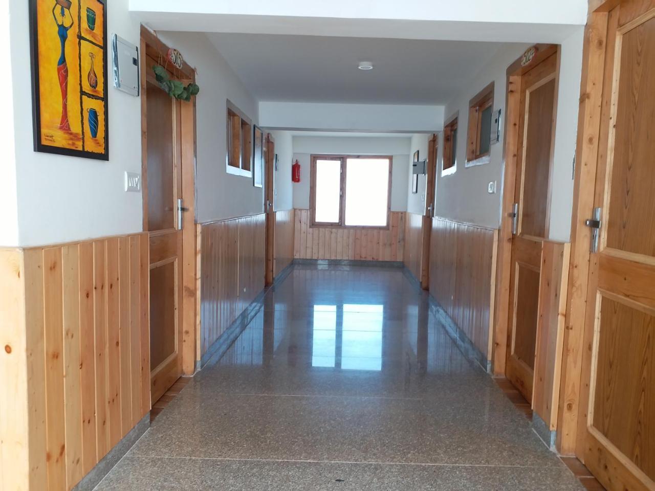 Hotel Seven Hills Manali Buitenkant foto